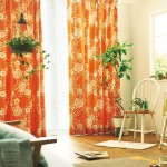南国感漂う花のイラストが入ったオレンジ色のカーテン