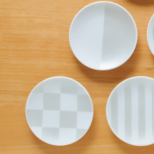 薄ら描かれた和食器の皿