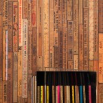 ビンテージ感のある木材の定規が並ぶ壁紙